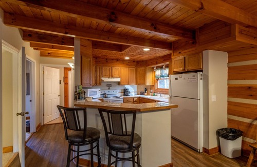 Boone Cabin | River Ridge - 3 story log cabin with Hot Tub - Pet Friendly - Walk to the New River