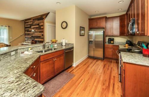 Horse Shoe House | River Rock Cabin - Comfortable, Private Home with King Beds & Mountain Views
