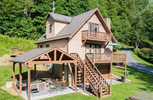 Jefferson Ski Chalet | River Run-River Front 3 BR, Fire Pit, Sleeps 6, Wi-Fi, Pool Table, Hot Tub