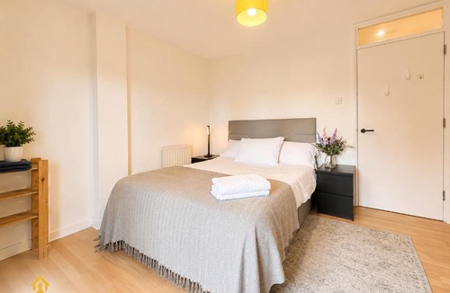 Sands End Apartment | River side view flat