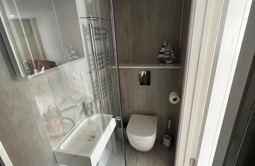 Netley Apartment | River Studio Sleeps 2 with Parking & Dog Friendly