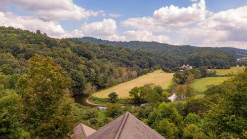 Boone House | River View Retreat