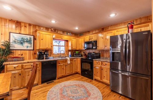 Fleetwood House | Riverbend Retreat - New River frontage, hot tub, pool table!