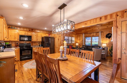 Fleetwood House | Riverbend Retreat - New River frontage, hot tub, pool table!