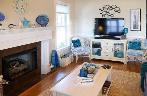 Hobucken House | Riverfront Aurora Home with Deck and Private Pier!
