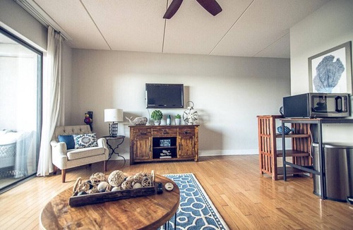 Downtown Wilmington Apartment | Riverfront balcony WSR #10