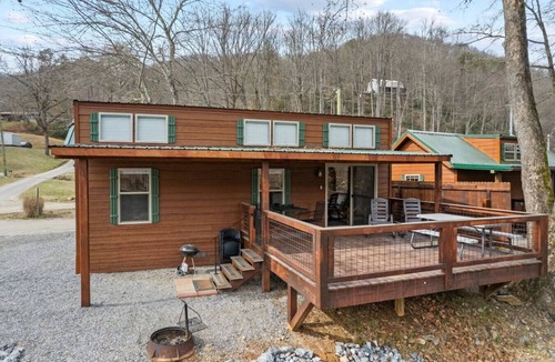 Sylva House | Riverfront Cabin, Fish, Hike & 5 Min to Sylva