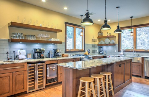 Burnsville Cabin | Riverfront Luxury Lodge w/Hot Tub + Biltmore Pass | Pet-Friendly Paradise