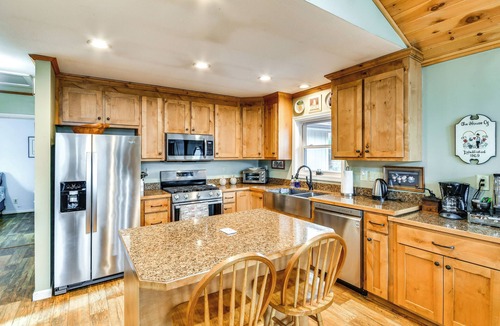 Newland House | Riverfront Newland Home w/Pool & Golf Club Access