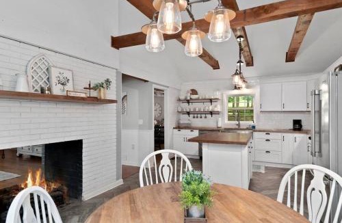 Lynn House | Riverfront Retreat- Pet Friendly- River