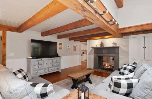 Lynn House | Riverfront Retreat- Pet Friendly- River