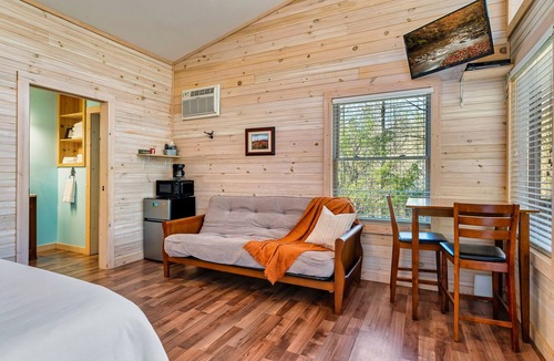 Robbinsville Hotel | Rivers Edge Treehouses