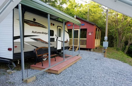 Robbinsville House | Riverside. Queen & Bunk bed-charcoal and firewood included. Pet friendly