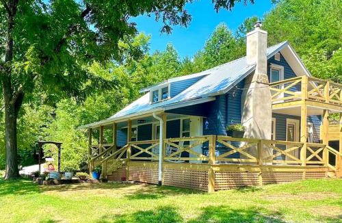 Franklin House | Riverside Relaxer w/Hot Tub+Fire Pit +Wifi & view