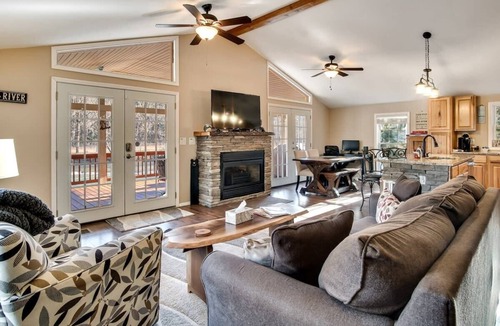 Franklin House | Riverside retreat w/soothing views & soft sounds