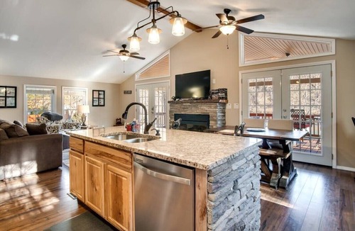 Franklin House | Riverside retreat w/soothing views & soft sounds