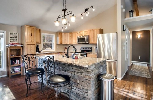 Franklin House | Riverside retreat w/soothing views & soft sounds