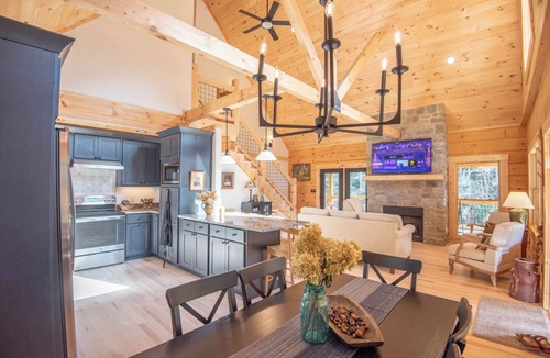 Warrensville Cabin | Riverstead Cabin - Riverfront + Wrap Around Porch + Smart TVs + Gas Fireplace + Hot Tub