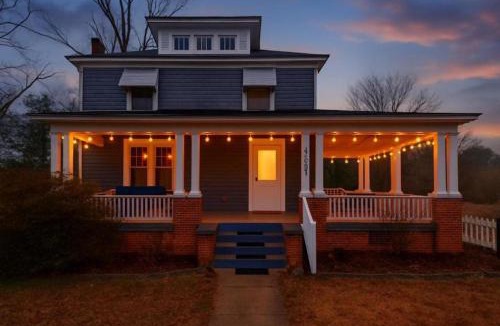 McCain House | Roberson House Private Pool Walk to DT Sleeps 12