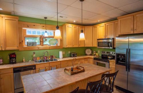 Buck Mountain House | Rock n Rhapsody - Blue Ridge Log Cabin - Minutes to West Jefferson - Fireplace - Foosball
