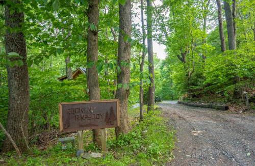 Buck Mountain House | Rock n Rhapsody - Blue Ridge Log Cabin - Minutes to West Jefferson - Fireplace - Foosball