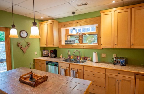 Buck Mountain Cabin | Rock n Rhapsody - Blue Ridge Log Cabin - Minutes to West Jefferson - Fireplace - Foosball
