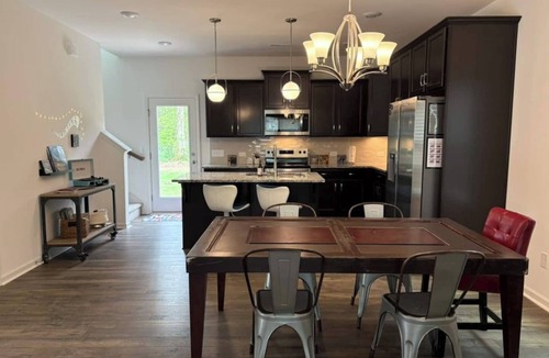 Statesville House | Rock & Relax in our 3-Bedroom Music-Themed Getaway in the heart of Statesville