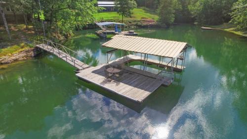 Double Springs House | Rocking W - Screened In Porch And Lakeside Fire Pit!