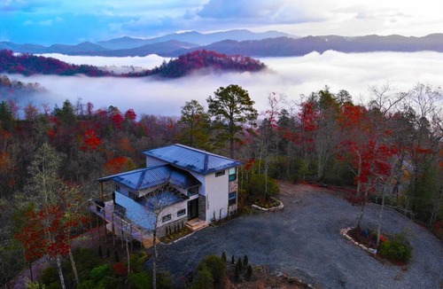 Bryson City Cabin | Rockledge Dragonfly - modern luxury, home theater, and private NOC access