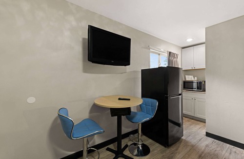 East Forest Hotel | Rodeway Inn Charlotte Independence Blvd.