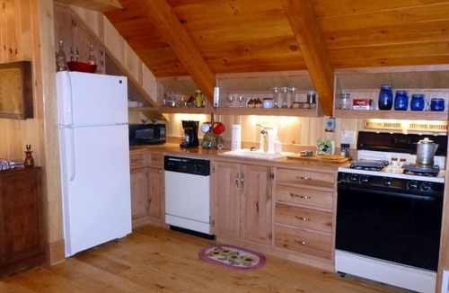 Bostic Cabin | Romantic 5* Luxury Creekside Cabin for 2 * 28 acres * Jacuzzi * Home Made Bread