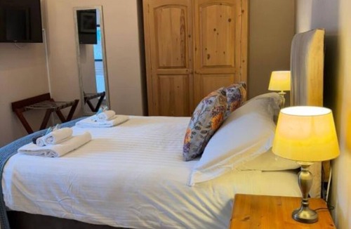 Hallington Bed & Breakfast | Romantic Double Room in a Historic Country Inn with Garden Views