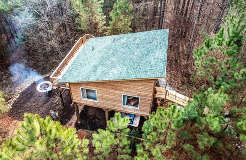 Lawndale Cabin | Romantic Escape in the Treetops w/Outdoor Shower, Hot tub, & Firepit!