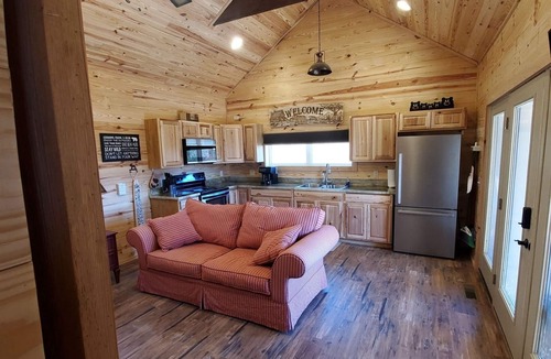 Whittier Cabin | Romantic Getaway starts here! Views, Dog Friendly, Hot Tub, Casino & WCU.