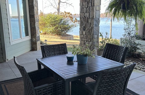 Mayhew House | Romantic Lakefront Suite with Great Views