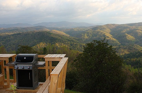 Ferguson Cabin | Romantic Log Cabin,180* Views,WiFi,HotTub