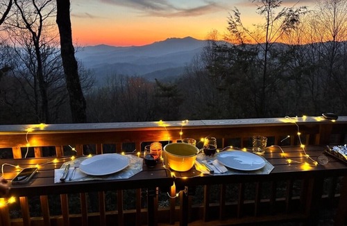 Apple Ridge Cottage | Romantic & Secluded! Blowing Rock, Views, Hot tub - The Secret Shack