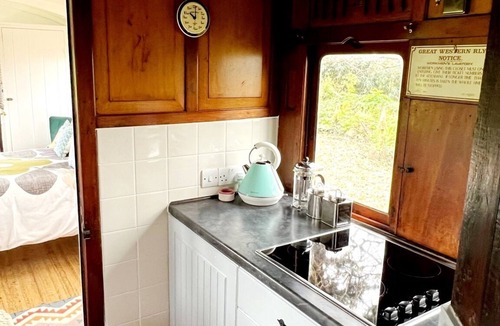 Cadgwith Cabin | Romantic Vintage Carriage in 2 acres!❤️Idyllic location, 5 min walk beach & pub!