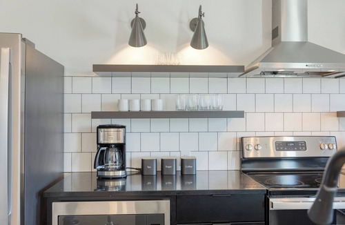 Historic Edgefield Hotel | Rooftop + 1 Mile to Broadway | Carter 1BDR Suite