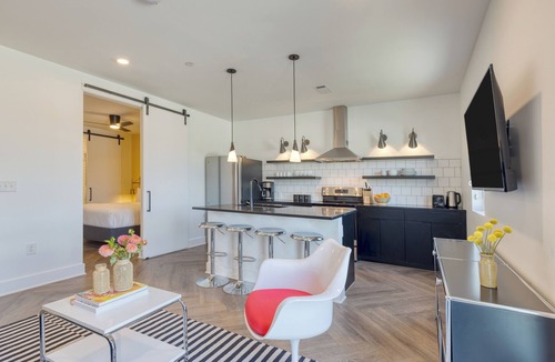 Historic Edgefield Hotel | Rooftop + 1 Mile to Broadway | Carter 1BDR Suite