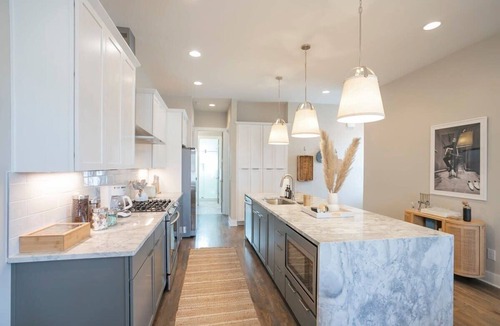 Hadley - Washington House | Rooftop City Views, Garage, Near Broadway