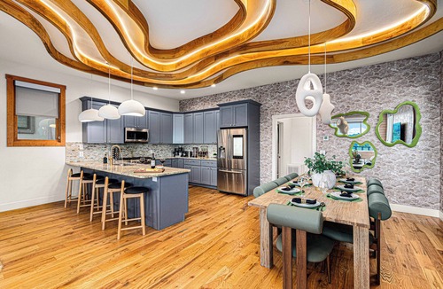 Asheville House | 🌄 Rooftop hot tub + panoramic views 🧖 Sauna, cold plunge, steam shower, gym 🎮 Pool table, arcade, 100” TV + grill deck