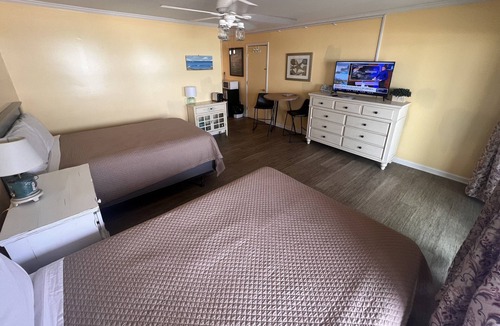 Topsail Beach Hotel | Room#308 Standard 2 Double Beds Pets Yes