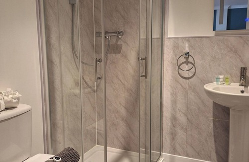 Cranleigh House | Room-comfortable Spacious Double Ensuite