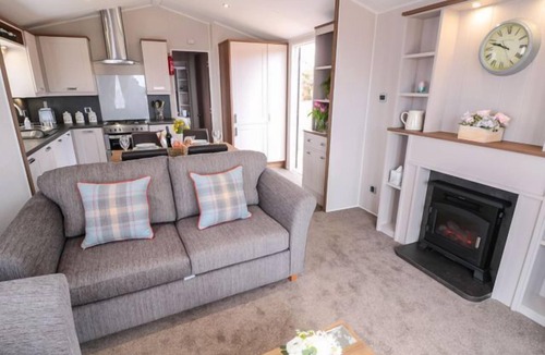 Runswick Bay Cottage | ROSE LODGE, pet friendly, luxury holiday cottage in Staithes