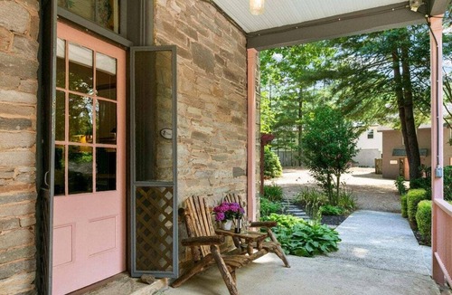 Skyland Apartment | Rose Room of the Blake House romantic couples getaway near Asheville w/free Biltmore pass