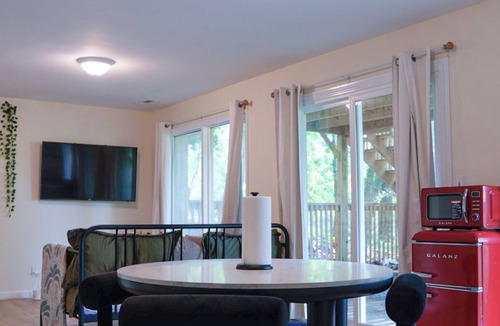 Winston - Salem House | Rosewood Loft I Lower Suite