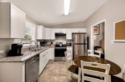 Metropolitan Condo | Row Home in Victorian District w/Parking + Pet-friendly by Lucky Savannah