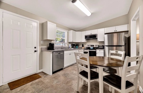 Metropolitan Condo | Row Home in Victorian District w/Parking + Pet-friendly by Lucky Savannah