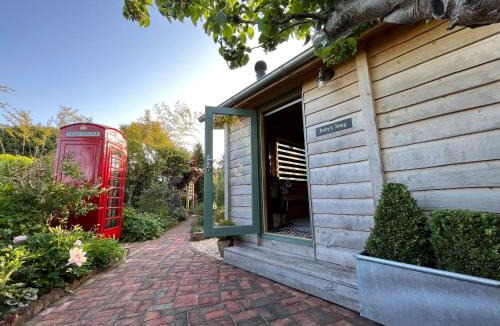 Ventnor Apartment | Rubys Retreat Stylish Log Cabin-Hidden Garden